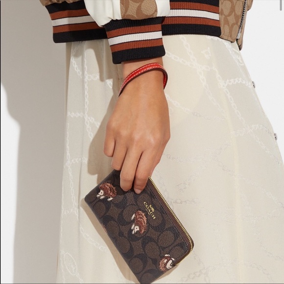 NWT Coach Wristlet In Signature Canvas and Smooth Leather with Hedgehog print - Picture 4 of 8